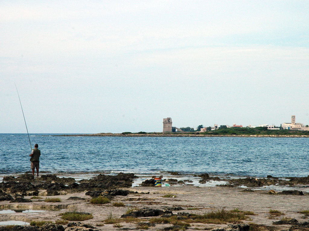 Pescatore vista Torre Colimena